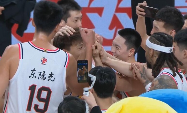 淚目！賽后廣東隊將趙睿圍在中間碰拳